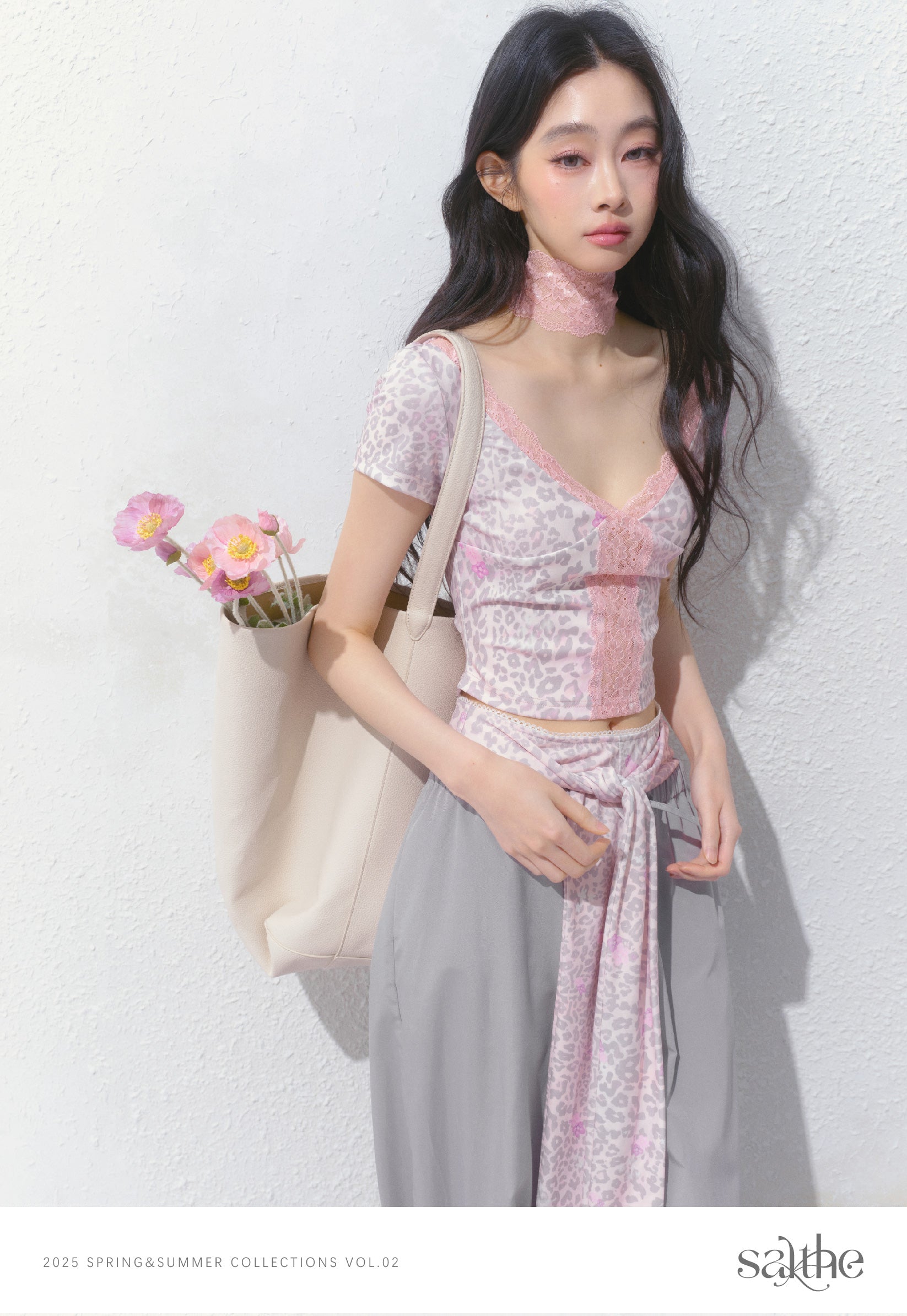 Leopard Print Cropped V-Neck Top With Lace