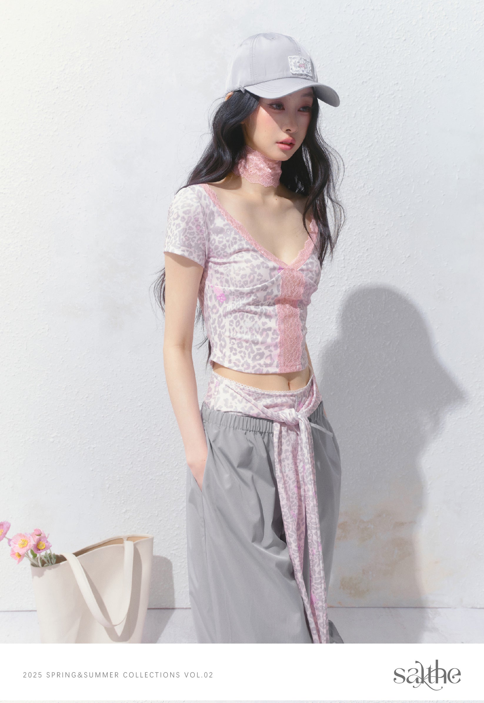 Leopard Print Cropped V-Neck Top With Lace