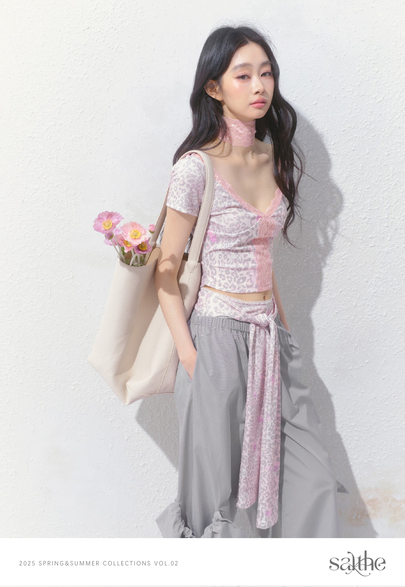 Leopard Print Cropped V-Neck Top With Lace