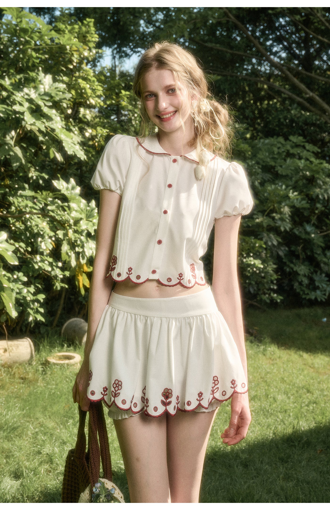 Scalloped Two-Tone Floral Set-Up
