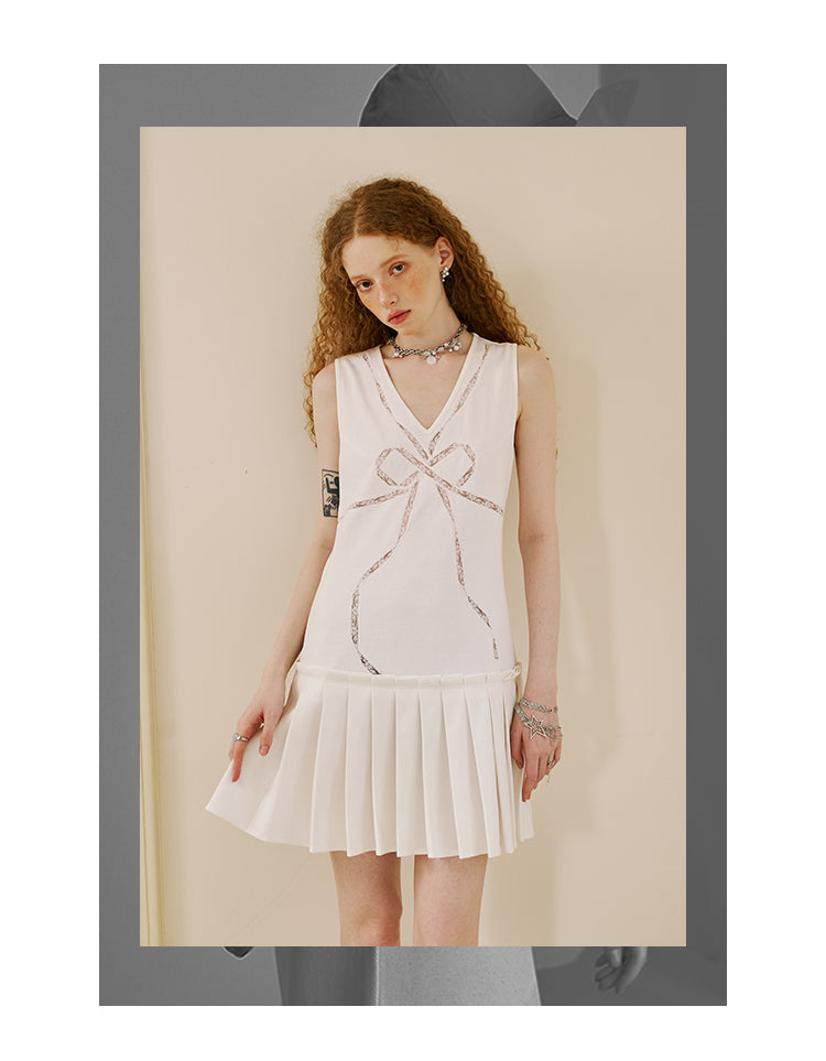 V-Neck Sleeveless Pleated Dress With Lace Ribbon