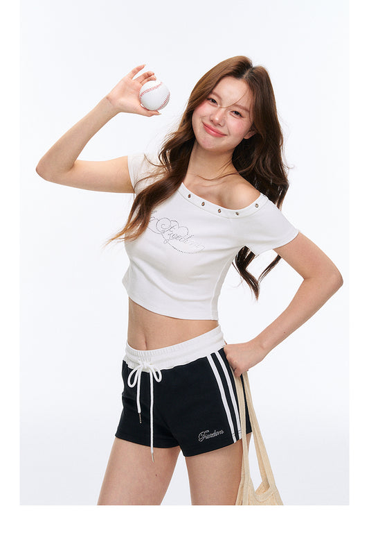 One-Shoulder Studded Print T-Shirt / Striped Shorts