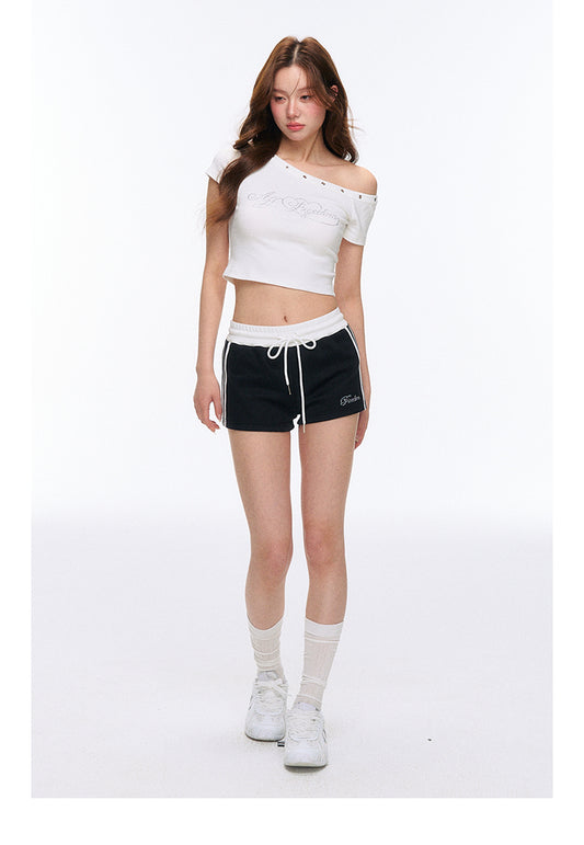One-Shoulder Studded Print T-Shirt / Striped Shorts