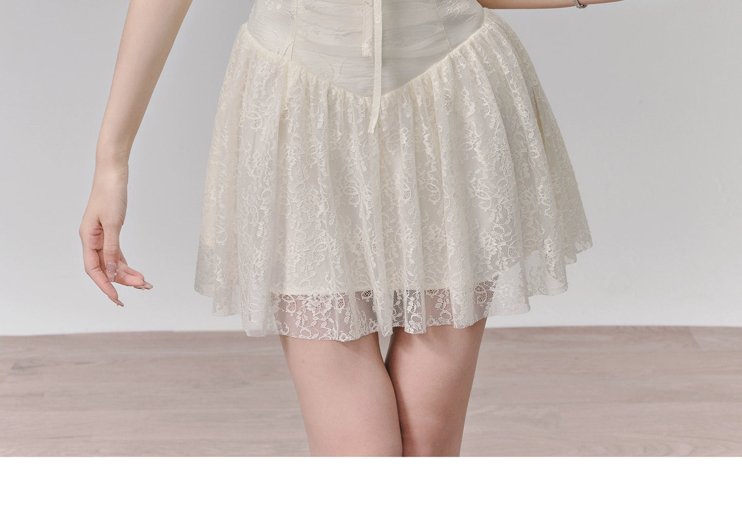 Jacquard Lace Layered Short Dress With Wide Shoulders