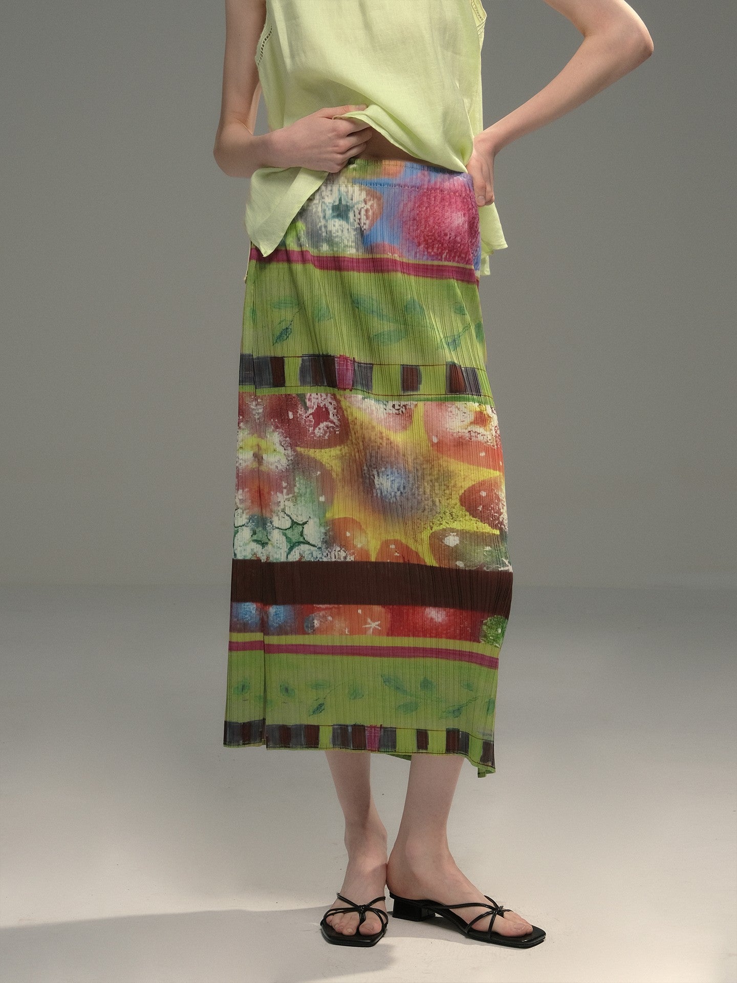 Sleeveless Embroidered Top And Pleated Retro Print Skirt