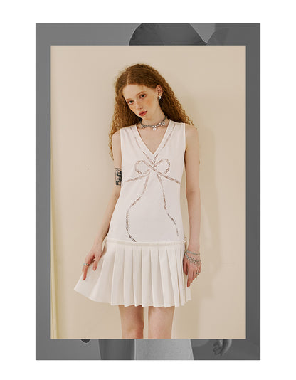 V-Neck Sleeveless Pleated Dress With Lace Ribbon