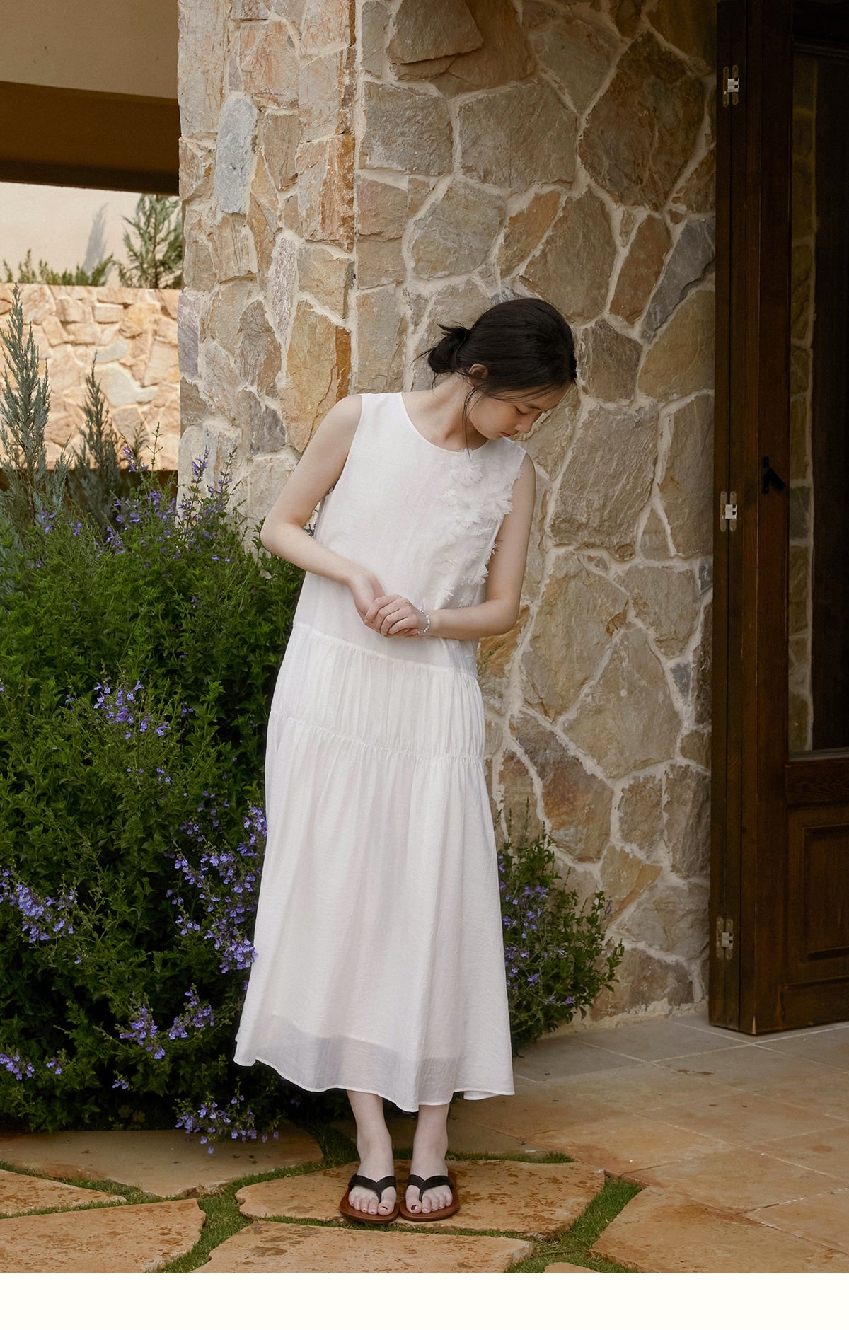 Sleeveless Dress With Floral Detail And Tiered Waist
