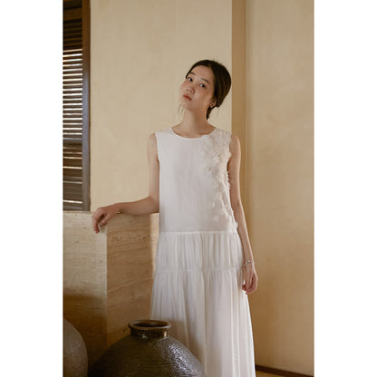 Sleeveless Dress With Floral Detail And Tiered Waist